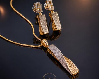 Geometrisches Schmuckset | Halskette mit Anhänger in Gold und Silber | Ohrringe mit Mäandermuster
