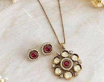 Antikes Gold-Rubin-Medaillon-Halsketten- und Ohrring-Set | Champagnerfarbener Kristallblumenanhänger