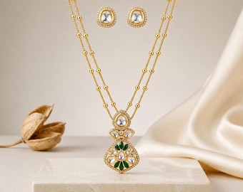 Polki Kundan Anhänger-Halskette-Ohrring-Set | Schmuck mit grüner Emaille-Doppelgoldkette