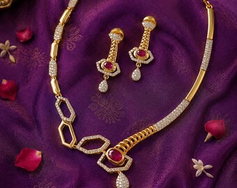 Goldfarbenes Halsketten- und Ohrring-Set | Rubinrosa Stein | Funkelnde Akzente | Geschenk für sie