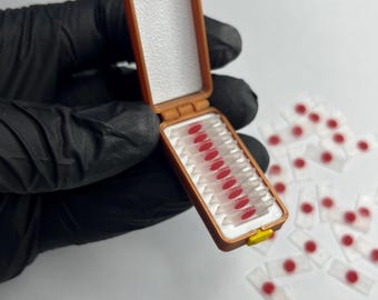 Portachiavi/ciondolo con la scatola di vetrini per esami del sangue del trofeo Dexter