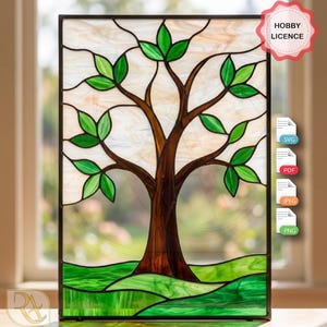 Könnte beinhalten: Glasfenster mit einem Baumdesign. Der Baum hat einen braunen Stamm und Äste mit grünen Blättern. Der Hintergrund ist eine Mischung aus Weiß und Hellbraun, mit grünem Gras am unteren Rand. Das Panel enthält den Text "HOBBY LICENCE".