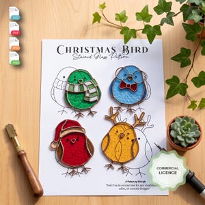 Puede incluir: Una hoja de patrón impresa titulada Christmas Bird Stained Glass Pattern con cuatro diseños de aves: un pájaro verde con bufanda, uno azul con gafas y pajarita, uno rojo con gorro de Papá Noel y uno amarillo con astas de reno.