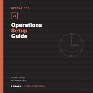 Può includere: Un documento grigio scuro intitolato "Operations Setup Guide" con il numero "04" in un quadrato rosso. Il documento include il testo "I tuoi primi 90 giorni come proprietario di un magazzino" e un grafico dell'orologio. Il documento ha una striscia verticale rossa sul lato sinistro.