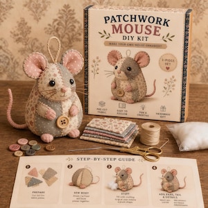 Op de afbeelding: Een Patchwork Mouse DIY-kit met een afgewerkt muisornament. De kit bevat voorgesneden stof, een stapsgewijze handleiding en andere benodigdheden. De muis is gemaakt van stof met roze en grijze bloempatronen en een houten knoop.