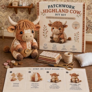 Puede incluir: Un kit de bricolaje Patchwork Highland Cow con una vaca de peluche terminada, tela, botones e instrucciones. El kit incluye tela precortada y está diseñado para un fácil montaje. La caja presenta una ilustración de vaca y el texto "Patchwork Highland Cow DIY Kit".