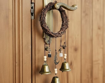 Colgante de puerta con campana vintage, campanilla rústica, corona, decoración de pared estilo cottagecore, dije de pomo de puerta bohemio, regalo para el hogar con temática de brujería