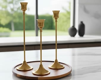 Juego de 3 candelabros dorados de metal vintage. Elegante centro de mesa para bodas y decoración del hogar.
