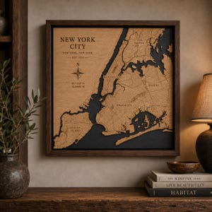 Puede incluir: Un mapa de pared cuadrado de madera de la ciudad de Nueva York con detalles cortados con láser de Manhattan, Brooklyn, Queens, El Bronx y Staten Island. El mapa está en un marco de madera oscura con fondo negro, mostrando texto que incluye New York City, Est. 1624 y coordenadas.