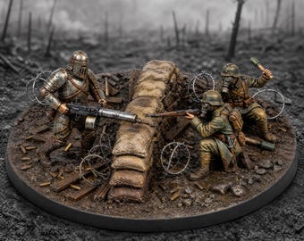 Könnte beinhalten: Ein Miniatur-Diorama mit drei Soldaten in einem schlammigen Graben. Ein Soldat in schwerer Metallrüstung bedient ein Maschinengewehr, während zwei Soldaten mit Gasmasken und Uniformen hinter Sandsäcken positioniert sind, einer zielt.