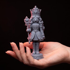Weihnachts-Nussknacker-Prinzessin, Zuckerfee, Miniatur, STL + 3MF, Bambus Lab AMS, mehrfarbig, skalierbar, 28 mm, 32 mm, 75 mm, FDM SLA Bild 4