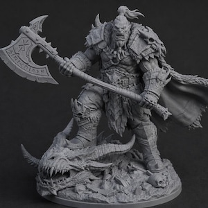 Pode incluir: Figura cinzenta detalhada de um guerreiro com um machado, em pé sobre a cabeça de um dragão. O guerreiro está vestido com armadura e uma capa de pele. O machado tem um design de runas. A figura é um item colecionável de fantasia.