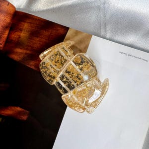 Sobral Armband i bladguld med harts – Skulpturellt, klart stretcharmband – Handgjorda brasilianska statementsmycken