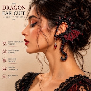 Puede incluir: Un patrón de ganchillo de brazalete de oreja de dragón negro y rojo se muestra en una oreja. El brazalete presenta un diseño de ala de dragón con una joya roja colgante. El texto "DRAGON EAR CUFF + CROCHET PATTERN +" está en la parte superior de la imagen. El texto adicional incluye "CLEAR & DETAILED PATTERN" e "INSTANT DOWNLOAD".
