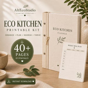Puede incluir: Un planificador Eco Kitchen de color beige con encuadernación vertical, que presenta el texto Eco Kitchen Planner y una ilustración de una hoja. Una hoja separada de plan de comidas semanal muestra una cuadrícula para desayuno, almuerzo, cena y snacks.