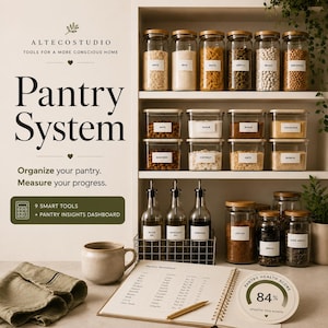 Puede incluir: Un sistema de organización de despensa con frascos de vidrio y tapas de bambú, etiquetados para productos secos como avena, arroz y pasta. Incluye dispensadores de aceite, un cuaderno de inventario y un gráfico circular con un 84% de salud.