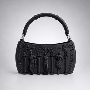 Peut inclure: Un sac à main noir mat doté d'une silhouette semi-circulaire structurée et d'une anse arquée unique. L'extérieur est orné de reliefs représentant trois figures classiques entre des colonnes, encadrées par des motifs de volutes ornementaux.