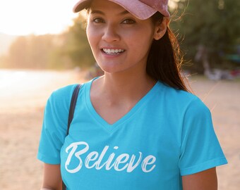 Maglietta Believe: cotone morbido, scollo a V o girocollo