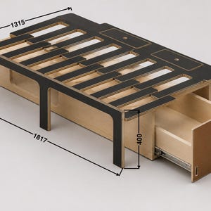 Könnte beinhalten: Ein Bettrahmen aus Holz mit schwarzer Oberseite und Schublade. Der Rahmen ist 181,7 cm lang, 131,5 cm breit und 40 cm hoch. Die Schublade ist geöffnet und gibt den Blick ins Innere frei.