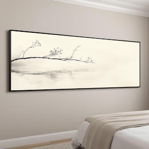 Könnte beinhalten: Gerahmter Kunstdruck in Schwarzweiß, der einen Ast über Wasser zeigt. Das Kunstwerk hat einen minimalistischen Stil mit einer Reflexion des Astes im Wasser. Der schwarze Rahmen ergänzt die beruhigende, zen-ähnliche Ästhetik.