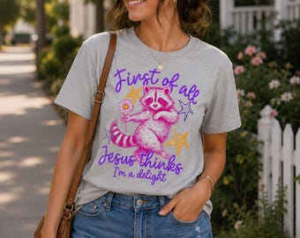 Tout d'abord, Jésus pense que je suis un délice PNG, T-shirt humour chrétien PNG, été rayé preppy, conception numérique drôle de raton laveur sauvage