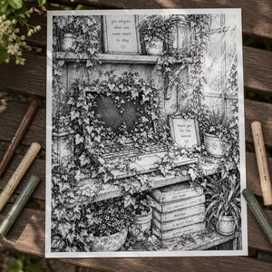 Peut inclure: Une illustration en noir et blanc repr&eacute;sentant un ordinateur portable envahi par du lierre sur une &eacute;tag&egrave;re. Le dessin inclut des plantes en pot, des lanternes et une pile de livres avec le texte "LET THEM", "THE LANGUAGE OF LEAVES", "ROOTED", "A QUIET PLACE" et "BLOOM ANYWAY".