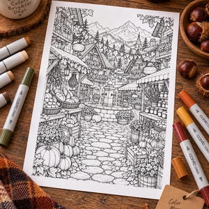 Puede incluir: Una ilustraci&oacute;n en blanco y negro para colorear que muestra una plaza de mercado de un pueblo de estilo europeo con una fuente de piedra central, caminos empedrados, casas de entramado de madera, monta&ntilde;as y puestos con calabazas.