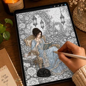 Puede incluir: Una tableta digital que muestra una ilustraci&oacute;n detallada en blanco y negro de una persona con un vestido largo azul sentada en una silla ornamentada, leyendo un libro y sosteniendo una taza de t&eacute;, rodeada de rosas, faroles y un gato dormido.
