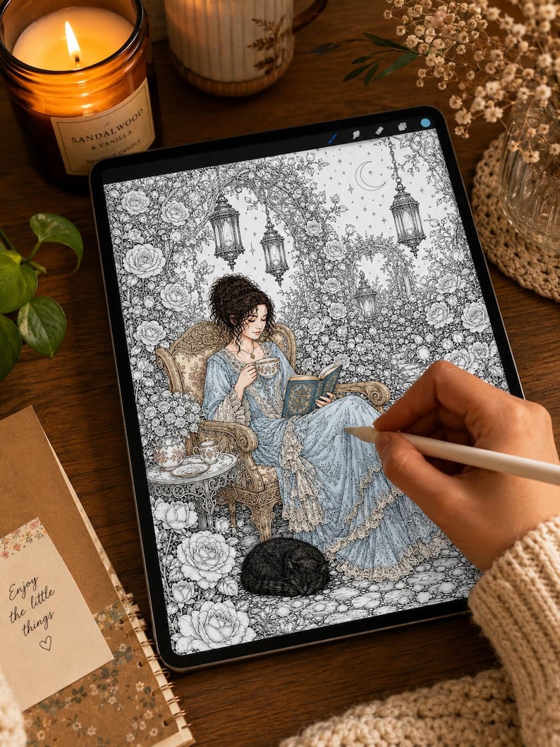 Puede incluir: Una tableta digital que muestra una ilustraci&oacute;n detallada en blanco y negro de una persona con un vestido largo azul sentada en una silla ornamentada, leyendo un libro y sosteniendo una taza de t&eacute;, rodeada de rosas, faroles y un gato dormido.