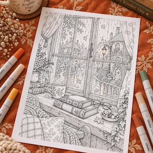 Puede incluir: Una p&aacute;gina para colorear en blanco y negro que muestra una acogedora escena de ventana con una taza humeante, libros apilados y gafas en el alf&eacute;izar. Afuera, una vista de calle lluviosa muestra casas, &aacute;rboles y una farola. Rodeado de rotuladores.