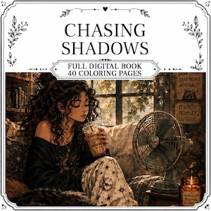Può includere: Un libro da colorare digitale intitolato CHASING SHADOWS con 40 pagine da colorare. La copertina mostra una persona con i capelli ricci che beve una bevanda ghiacciata, seduta vicino a una finestra con un ventilatore e una candela con l'etichetta INTROVERT SURVIVAL FUEL.