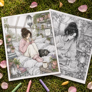 Pu&ograve; includere: Due pagine da colorare con dettagliate illustrazioni a linee di una persona in una serra. Una pagina mostra una persona seduta su un letto con un gatto, mentre l'altra raffigura una persona che prepara il t&egrave;, con piante e lanterne disegnate.