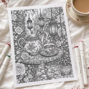Puede incluir: Una ilustraci&oacute;n de arte lineal en blanco y negro sobre papel que representa una tetera y una taza de t&eacute; con motivos florales sobre una mesa redonda, rodeadas de rosales y linternas colgantes. La escena muestra detalles bot&aacute;nicos.