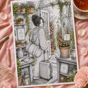 Peut inclure: Une illustration d&eacute;taill&eacute;e en noir et blanc repr&eacute;sentant une personne avec un sac de voyage et une valise &agrave; roulettes dans l'encadrement d'une serre. On y voit des plantes en pot, des lanternes et des panneaux avec le texte : come goodbyes make room for more sunshine, Thank you, et you bloomed here.