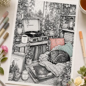 Pu&ograve; includere: Un'illustrazione dettagliata in bianco e nero che raffigura una scena interna accogliente con un giradischi, un gatto soriano che dorme su una coperta testurizzata, piante in vaso, dischi in vinile, libri, candele e una tazza con la scritta music plants peace.
