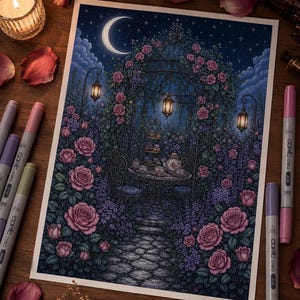 Puede incluir: Una l&aacute;mina de arte rectangular con una ilustraci&oacute;n detallada de un cenador de jard&iacute;n por la noche, rodeado de rosas rosas y flores moradas. La escena incluye un camino de piedra, una mesa con servicio de t&eacute;, farolillos colgantes y una luna creciente.