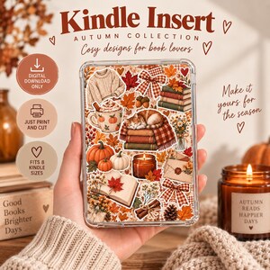 Puede incluir: Un inserto transparente para Kindle con un collage otoñal de un suéter, calabazas, un gato sobre libros, una vela y follaje. El texto dice Kindle Insert, Autumn Collection, Cosy designs for book lovers, Digital Download Only, Just Print and Cut y Fits 8 Kindle Sizes.