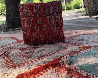 Puf z wełny marokańskiej w stylu vintage – ręcznie robiona czerwona poduszka podłogowa w stylu plemiennym, wystrój boho