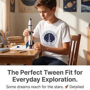 Peut inclure: Un t-shirt blanc à manches courtes avec un motif circulaire bleu marine sur la poitrine. Le motif représente une fusée entourée d'étoiles et le texte DEEP SKY EXPLORER EST. MMXXIV. Le t-shirt est en tissu blanc uni avec un col rond.