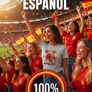 Può includere: Una t-shirt grigio chiaro con la grafica di un toro e un calciatore con il testo "SPAIN LA ROJA". La maglietta è indossata in uno stadio con tifosi che tengono bandiere spagnole, coriandoli e il testo "100% ORGULLO ESPAÑOL" sopra.