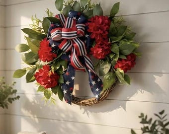 Weinrebe-Kranz, rote, weiße und blaue Blumen, Designer-Schleife, Americana-Türdekor