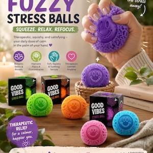 Puede incluir: Bolas antiestrés difusas en varios colores, incluyendo verde, naranja, rosa, morado y azul. Cada bola tiene un diseño de cara sonriente y se anuncia como una herramienta terapéutica para aliviar el estrés. El embalaje dice "Good Vibes Stress Ball."