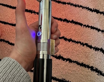 Replica della spada laser di Anakin Skywalker: spada laser RGB in metallo/alluminio, perfetta per i duelli, con impugnatura incisa. Un regalo fantastico per bambini e adulti.