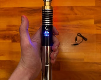 Replica della spada laser di Luke Skywalker: spada laser RGB in metallo/alluminio, perfetta per i duelli, con impugnatura incisa. Un regalo fantastico per bambini e adulti.