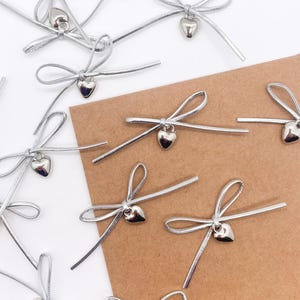 9 cm/3,5" metalliska silverfärgade rosettapplikationer, hjärtberlock-hänge, sömnad och pyssel (20 st)