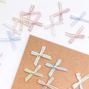 1,5 cm/0,59" små pastellfärgade satinbandsrosetter, metalliska skimrande applikationer, presentinslagning och klädesplaggs-DIY (50 st)