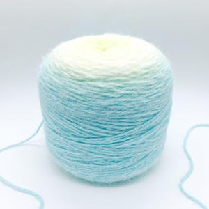 Gomitolo di filato in misto mohair con sfumatura blu chiaro e gialla, morbido e soffice, ideale per maglia e uncinetto (395 m/432 yds)