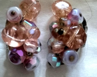 Pendientes vintage Trifari con cuentas en forma de racimo, de cristal artístico rosa y lavanda, firmados.