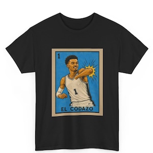 Puede incluir: Una camiseta negra con un estampado gráfico de un jugador de baloncesto con camiseta blanca y el número 1, representado en un marco estilo carta sobre fondo azul, con un efecto de estrella amarilla y el texto EL CODAZO impreso abajo.