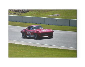 Skärbräda av glas till en röd vintage racerbil | Foto av en klassisk Corvette-bana